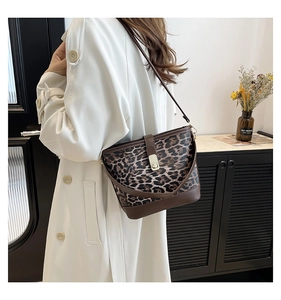 Detail der Bucket Bag mit Leopardenmuster, braunem Lederbesatz und Drehverschluss