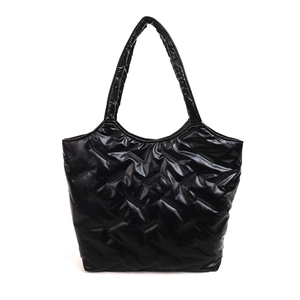 Borsa tote trapuntata nera lucida da donna con spalline imbottite e design spazioso
