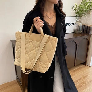 Grand sac fourre-tout beige matelassé avec surpiqûres en losanges pour le transport quotidien