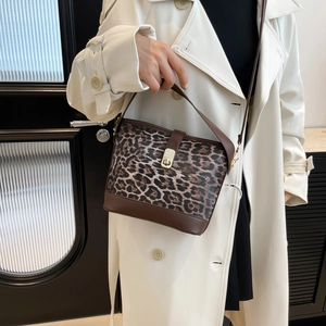 Modische Leopard-Beuteltasche mit braunem Lederbesatz und goldenem Metallverschluss