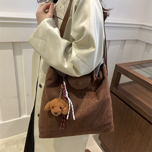 Grand sac cabas rétro en daim marron avec pendentif peluche pour femmes en ville