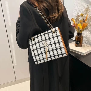 Elegante borsa tote in tweed a quadri bianco e nero con catena dorata e ciondolo logo