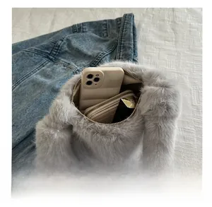 Vista dettagliata dell'interno della borsa tote in peluche grigia con cerniera e finta pelliccia
