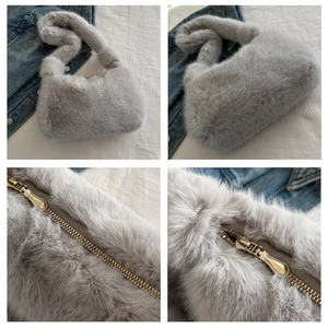 Dettaglio della borsa hobo in peluche grigio con pelliccia sintetica e zip dorata