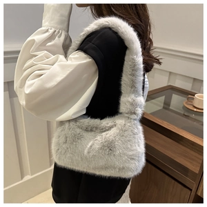 Dettaglio della borsa hobo in morbido peluche grigio chiaro con tracolla larga