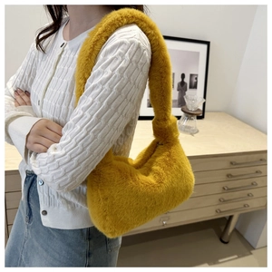 Dettaglio della borsa tote gialla in ecopelliccia con texture morbida e forma a mezzaluna