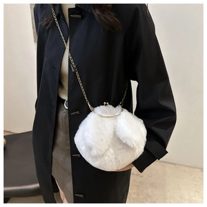 Détail du sac en peluche blanc avec oreilles de lapin et bandoulière chaîne dorée