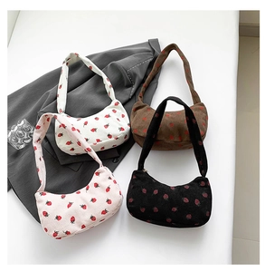 Détails de quatre sacs bandoulière en velours côtelé à imprimé fraise en plusieurs coloris