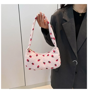 Sac croissant en velours côtelé rose avec imprimés fraises et anse intégrée