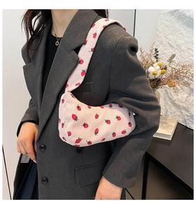 Détail du sac croissant en velours côtelé rose avec imprimé fraises stylé