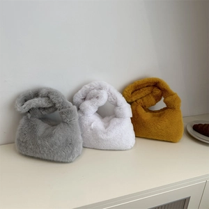 Borse tote in peluche grigio, bianco e giallo con manici a nodo per la moda invernale