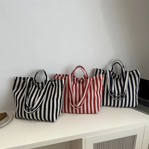 Grand sac cabas en toile à rayures avec bandoulière, disponible en noir, rouge et bleu