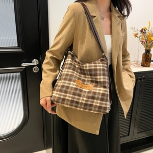 Grand sac cabas marron à carreaux avec illustration de teckel et bandoulière