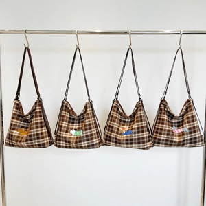 Sacs cabas à carreaux marron avec broderie teckel et poignées sombres en quatre couleurs