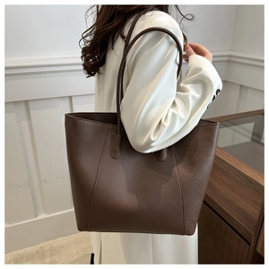 Sac cabas en cuir marron grainé porté avec un blazer décontracté blanc chic