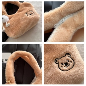 Détails du sac à main en peluche marron avec broderie d'ours et pendentif pompon doux