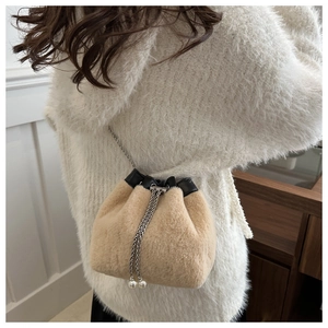 Détail du sac seau en fausse fourrure pelucheuse avec chaîne et perles