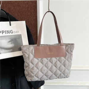Chic quilted tote bag in grey-purple fabric with large capacity for autumn commute