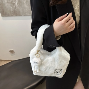 Sac à main chic en fausse fourrure blanche avec broderie d'ours et pompon doux