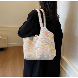 Große, bunte Strick-Plüschtasche mit weicher Textur und pastellfarbenem Mischgewebe