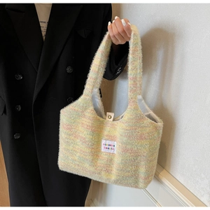 Detailansicht der bunten Strick-Plüschtasche mit weichem Regenbogen-Struktur-Effekt