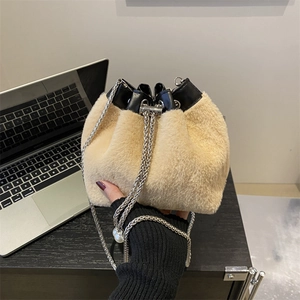 Sac Seau en Fausse Fourrure pour Femmes Bandoulière Chaîne Avec Décor de Künstliche Perles Sac à Épaule en Peluche pour l'Hiver