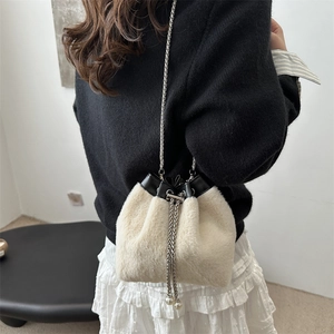 Sac seau élégant en fausse fourrure blanche avec cordon perle et bandoulière chaîne