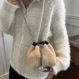 Sac seau élégant en peluche beige avec bandoulière chaîne et détails en perles