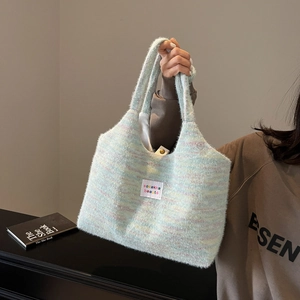 Große weiche flauschige Strick-Tragetasche in Pastell-Multicolor mit Designer-Label