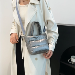 Metallische silberne Stepptasche im Puffer-Stil mit Tragegriff und verstellbarem Riemen