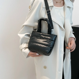 Schicke schwarze gesteppte Puffer-Eimertasche mit verstellbarem Gurt und Glanz