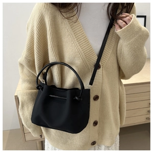 Detailansicht schwarze Bucket Bag mit Falten, Rundgriff und abnehmbarem Schultergurt