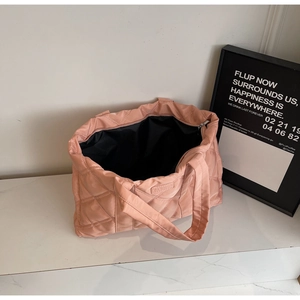 Dettaglio della borsa shopper trapuntata rosa con cuciture a diamante e fodera interna nera