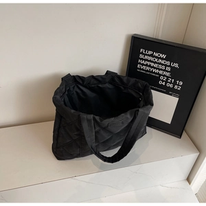 Dettaglio della grande borsa shopper nera trapuntata con ampio spazio interno per l'uso