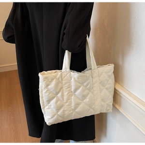 Dettaglio della borsa tote trapuntata bianco off-white con cuciture a rombi