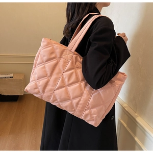 Grande borsa tote rosa trapuntata in nylon con ampio spazio interno e tracolla morbida