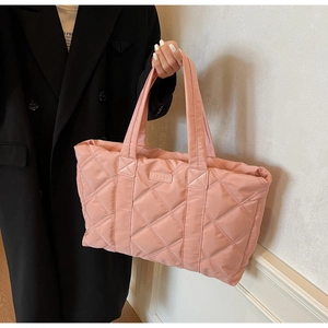 Dettaglio della borsa tote in nylon trapuntato rosa con motivi a rombi e finitura