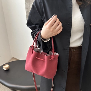 Schicke rote Beuteltasche mit Faltenoptik, Kordelzug und verstellbarem Riemen für Damen