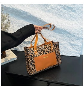Dettaglio borsa leopardata con tasca in pelle arancione e scritta Fashion & Bags