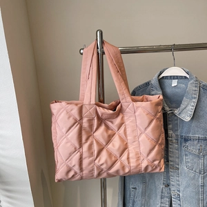 Borsa tote in nylon trapuntato rosa con finitura lucida e capienza interna generosa