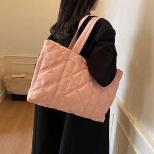 Borsa tote in nylon trapuntato rosa loto con design a grandi rombi cuciti