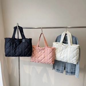 Grandi borse tote trapuntate in nero, rosa e beige con eleganti cuciture a diamante