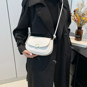 Sac bandoulière blanc minimaliste en cuir avec boucle métallique dorée élégante en U