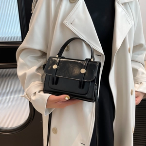 Elegante schwarze Lackleder Mini-Quadrat Tasche mit Goldschnallen und verstellbarem Gurt