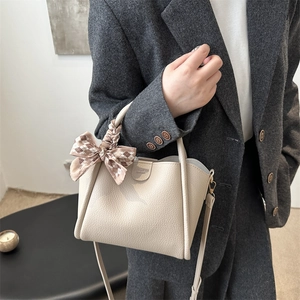 Sac seau élégant en cuir beige avec un nœud à carreaux pour accessoire de mode femme