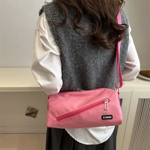 Sac de voyage rose minimaliste avec logo fashion et bandoulière réglable pour femmes