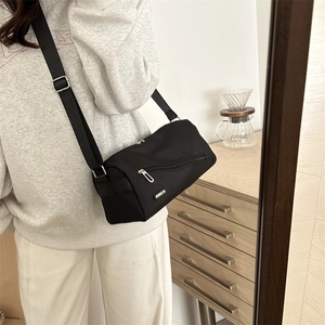 Sac bandoulière noir en nylon pour femme, style barillet pour sport et voyage