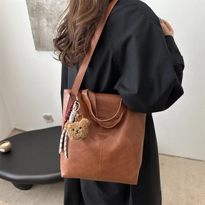 Fashion Large Capacity PU Leather Tote Bag For Women Korean Style Minimalist Shoulder Bag With Bear Pendant Daily Travel Bag