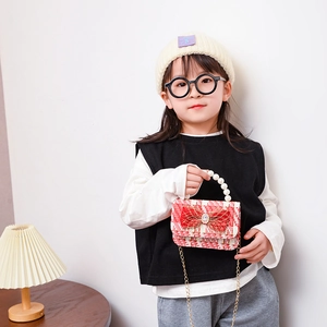 Borsa a tracolla in tweed rosso e bianco per bambine con manico di perle e fiocco