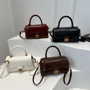 Sacs à main vintage minimalistes en quatre couleurs avec fini brillant et fermoir anneau